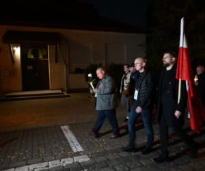 Marsz milczenia w Jarosławiu po ataku na księdza. Mieszkańcy w żałobie