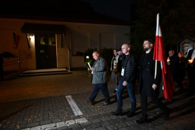 Marsz milczenia w Jarosławiu po ataku na księdza. Mieszkańcy w żałobie