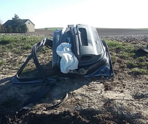 Kierowca BMW uderzył w drzewo w gminie Lubicz