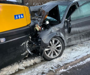 Czołowo huknął w tramwaj. Pijany kierowca uciekł 
