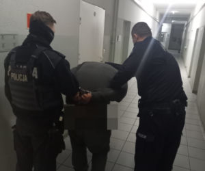 Najpierw piekł kiełbaski, pił alkohol, potem spał na grobie