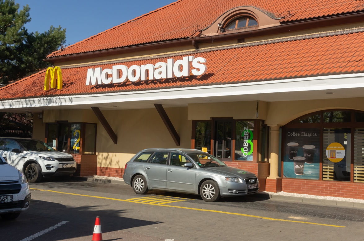 Gigantyczne kolejki samochodów pod McDonald's. Chcesz zjeść? Musisz odstać swoje