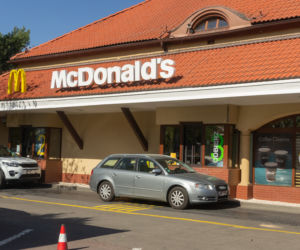 Gigantyczne kolejki samochodów pod McDonald's. Chcesz zjeść? Musisz odstać swoje