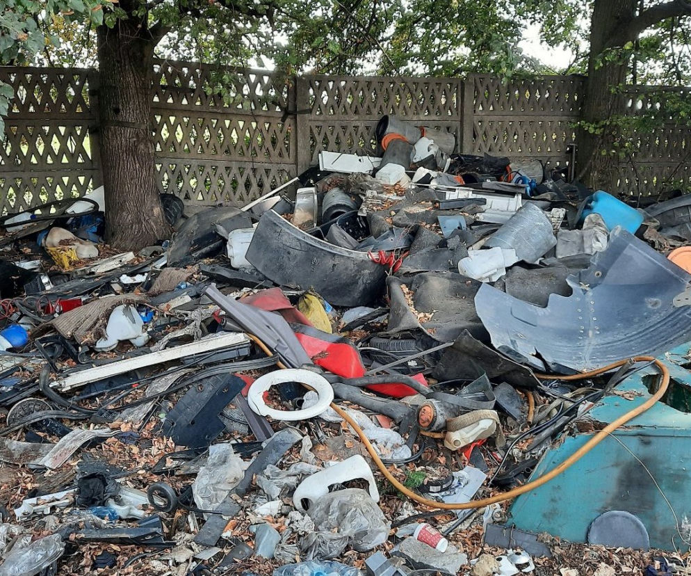 Ohydne składowisko na Nowym Mieście w Poznaniu. Bajzel na kółkach