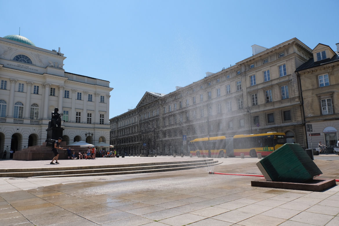 W Warszawie stanęły kurtyny wodne. Warszawiacy walczą z upałem