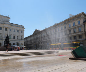 W Warszawie stanęły kurtyny wodne. Warszawiacy walczą z upałem
