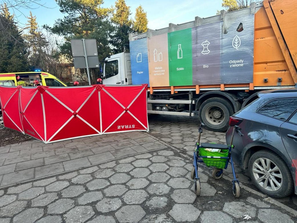 Emerytka zmiażdżona przez śmieciarkę w Warszawie. Na ulicy została plama krwi