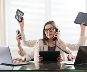 Mgła mózgowa nie bierze się znikąd. Te nawyki codziennie osłabiają pracę mózgu