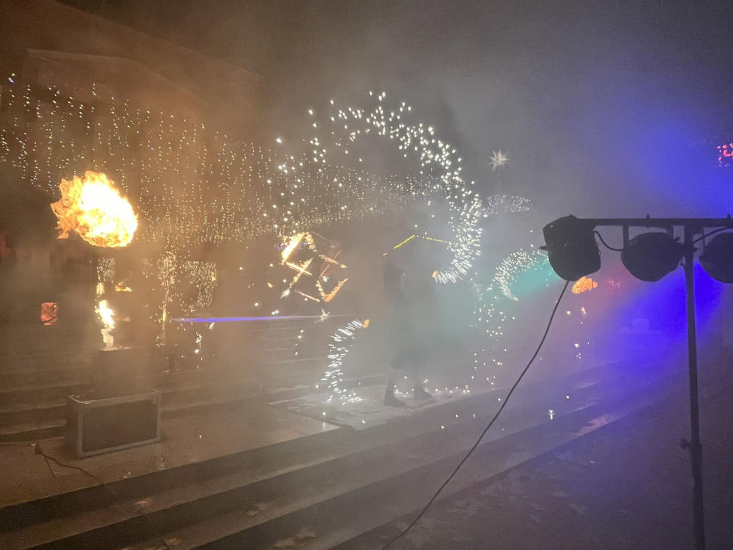 Betlejem Poznańskie 2023. Zimowe Fire Show na placu Wolności w Poznaniu