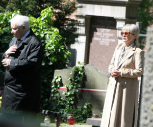 Jarosław Kaczyński na cmentarzu nie był sam. Pewna kobieta nie odstępowała go na krok