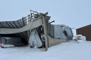 Dach hali magazynowej runął pod ciężarem śniegu. O krok od tragedii