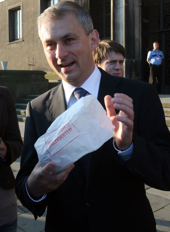 Grzegorz Napieralski jabłkami zdobywa wyborców 