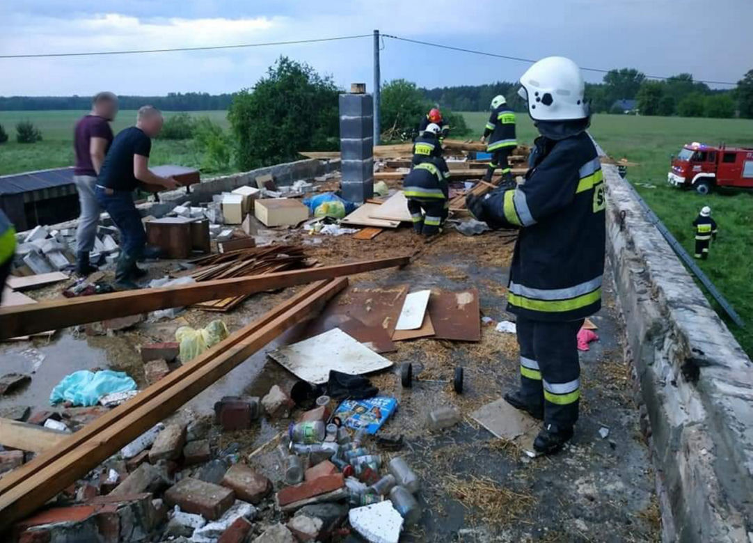 Nawałnica zniszczyła dom pod Gostyninem, który budowała razem ze zmarłym mężem. Żyła skromnie, ale była szczęśliwa. Są ludzie, którzy chcą jej pomóc [ZDJĘCIA]