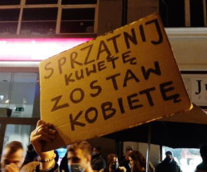 Protest kobiet na wesoło. Najlepsze hasła z banerów. Niektóre bawią do łez! [ZDJĘCIA]