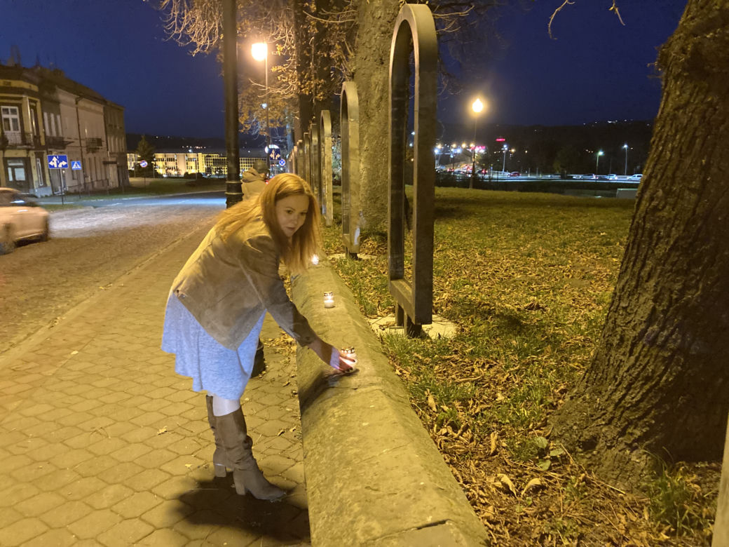 Listopadowe światło pamięci w Nowym Sączu na dawnym cmentarzu żydowskim przy ul. Piotra Skargi