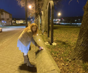 Listopadowe światło pamięci w Nowym Sączu na dawnym cmentarzu żydowskim przy ul. Piotra Skargi