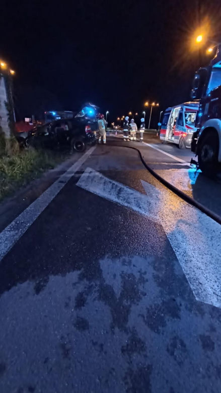 Śmiertelny wypadek pod Koninem! Kobieta i mężczyzna spłonęli w skodzie po zderzeniu z oplem [ZDJĘCIA]