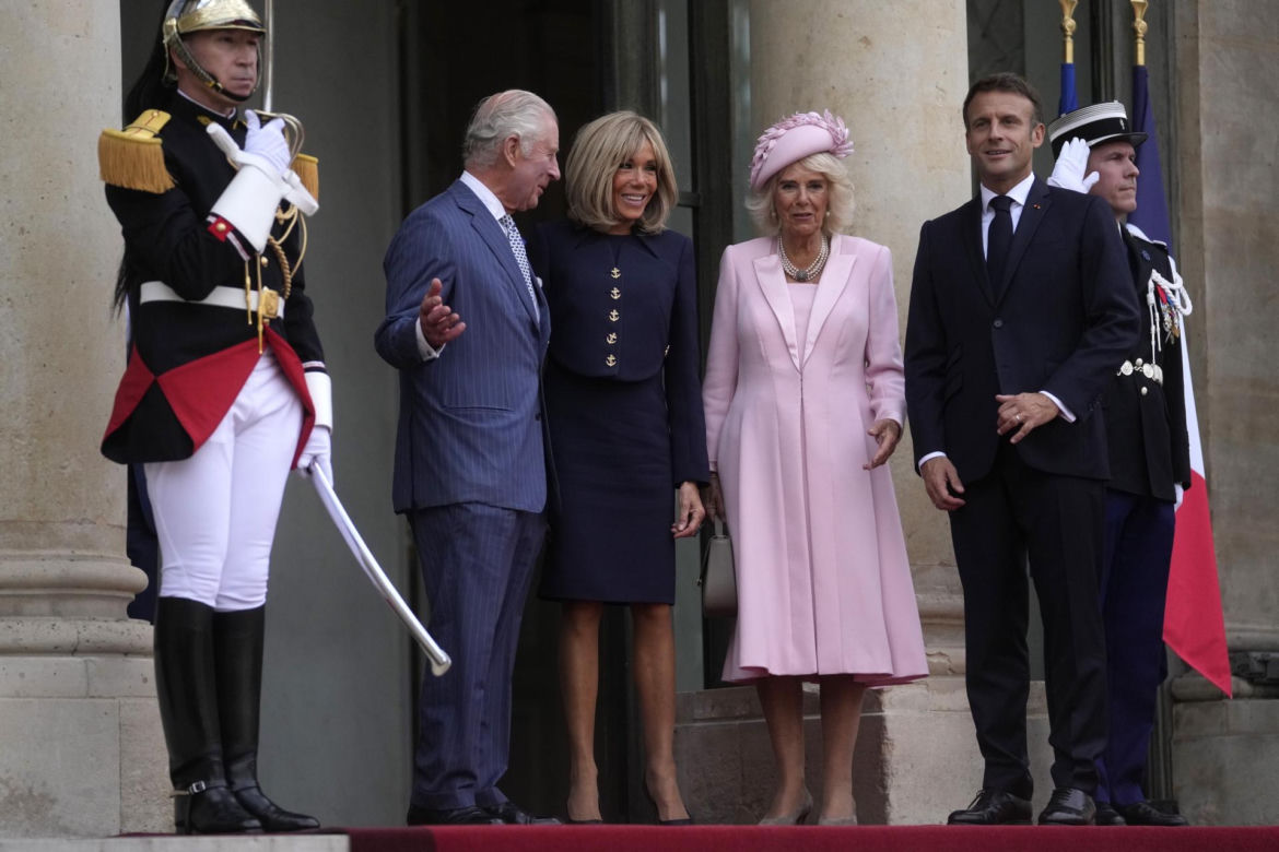 Emmanuel Macron zachwycony królową Camillą! Nie powstrzymał się od całusów