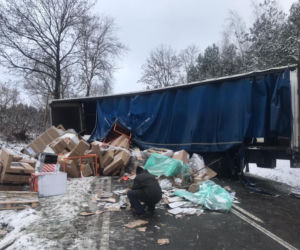 Wierzchy. Ciężarówka wpadła w poślizg i skończyła w rowie. Zgubiła swój ładunek