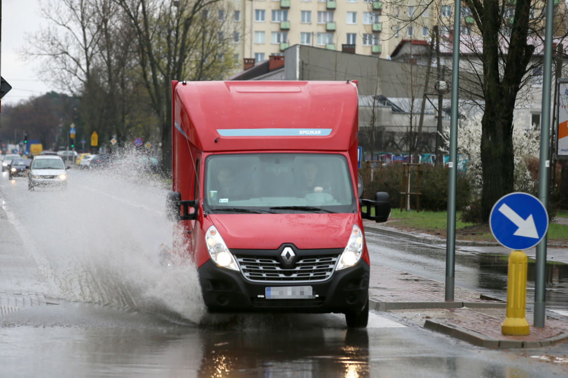Mieszkańcy toną, gdy tylko spadnie deszcz. Fuszerka w Marysinie Wawerskim