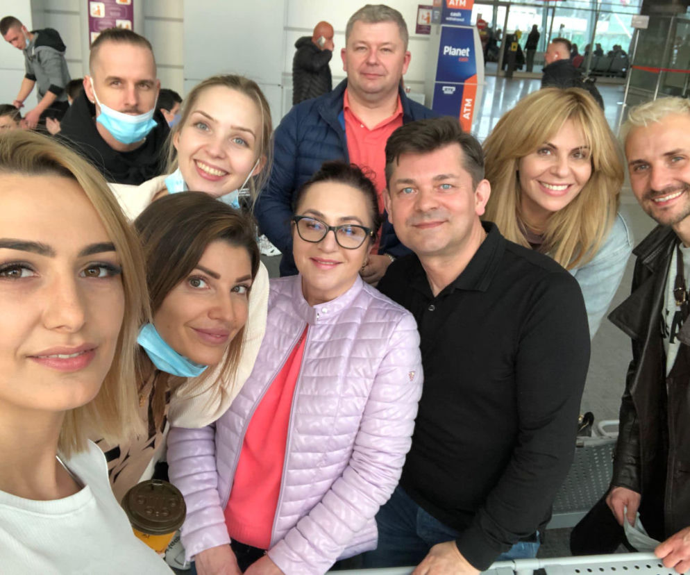 Gwiazdorski skład disco polo na lotnisku! Polskę opuszcza m.in. Zenek Martyniuk, TOP GIRLS i Maciej Smoliński! 