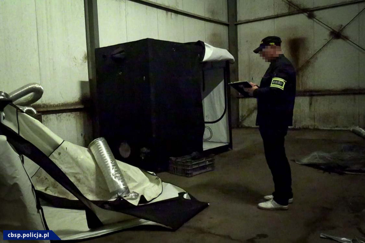 Kilkanaście osób zatrzymanych. Policjanci CBŚP rozbili narkotykową szajkę