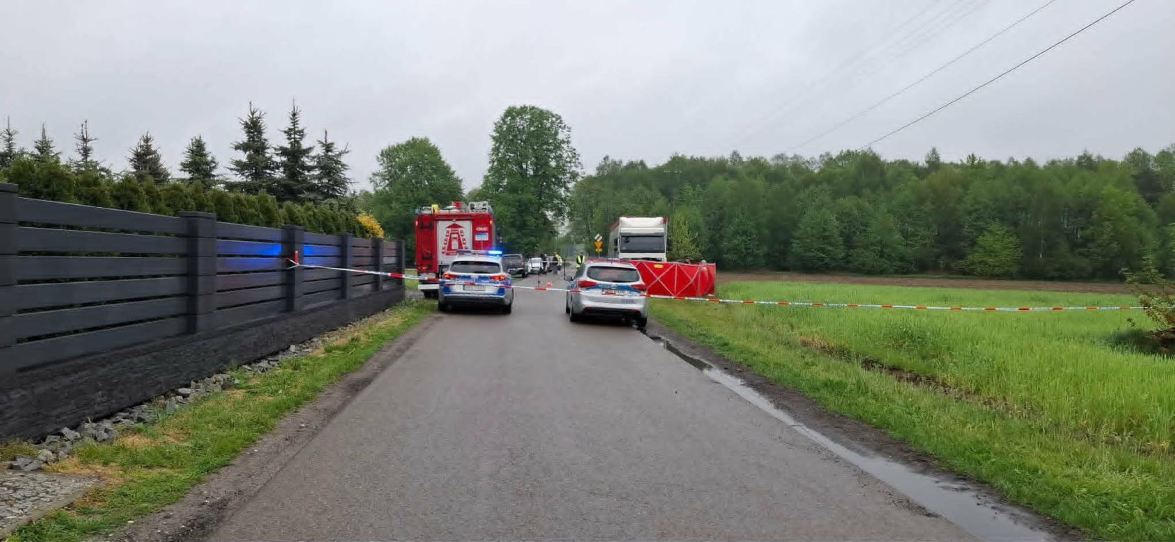 Pół rodziny zginęło w jednej chwili! Fiat najechał na ciężarówkę