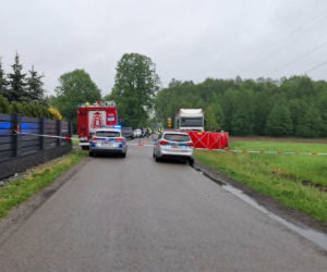 Pół rodziny zginęło w jednej chwili! Fiat najechał na ciężarówkę