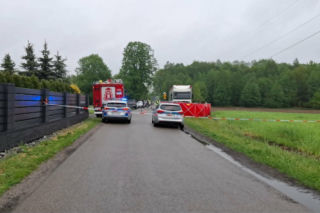 Pół rodziny zginęło w jednej chwili! Fiat najechał na ciężarówkę