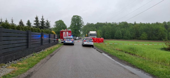 Pół rodziny zginęło w jednej chwili! Fiat najechał na ciężarówkę