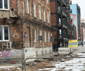 Na klatce schodowej znaleziono zwłoki mężczyzny. Tajemnicza śmierć w starej kamienicy