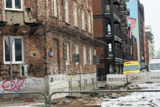 Na klatce schodowej znaleziono zwłoki mężczyzny. Tajemnicza śmierć w starej kamienicy