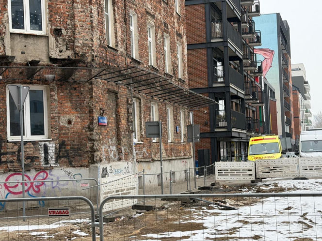 Na klatce schodowej znaleziono zwłoki mężczyzny. Tajemnicza śmierć w starej kamienicy