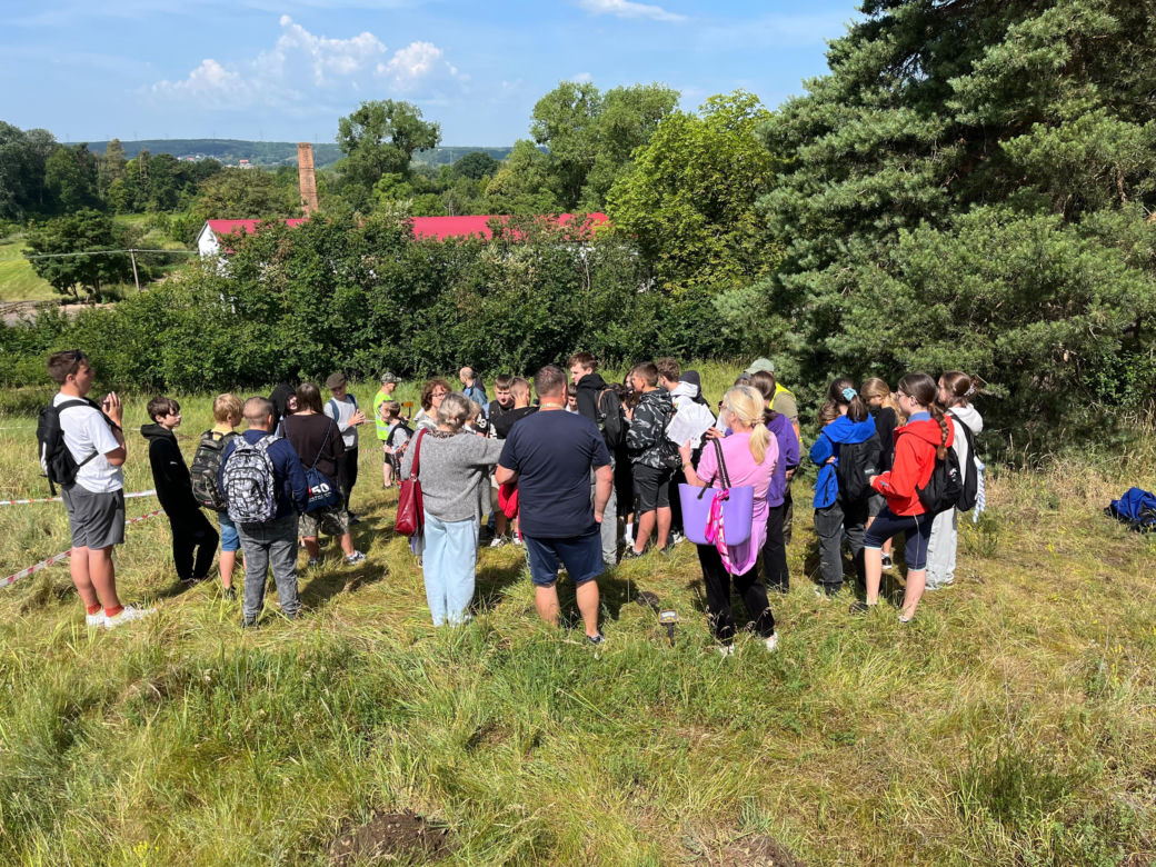 Akcja na polu, gdzie znaleziono Wampirkę z Pnia. Młodzi chodzili z detektorami, niedługo wracają tam archeolodzy