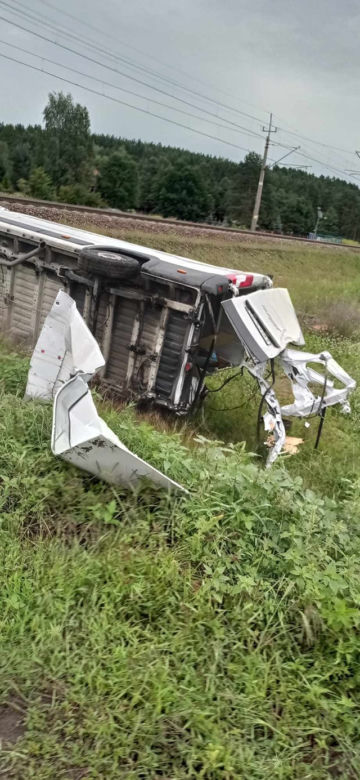 Na przejeździe kolejowym w Wąchocku pociąg uderzył w busa