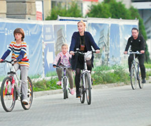 Zamachowski Wietrzy stopy na stole