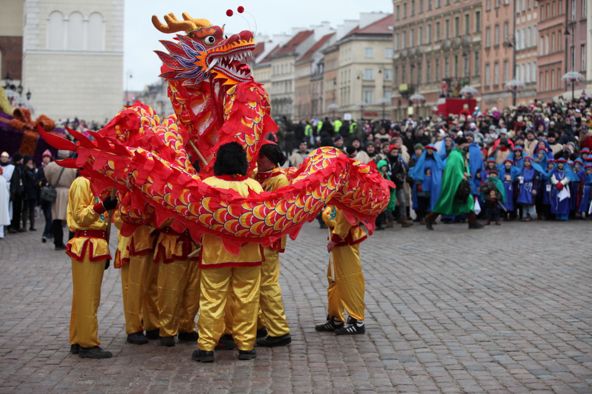 Chiński smok i wielbłądy przejdą przez miasto 