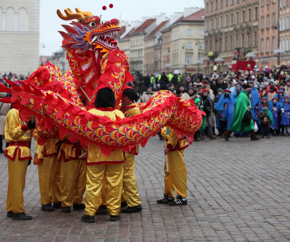 Chiński smok i wielbłądy przejdą przez miasto 