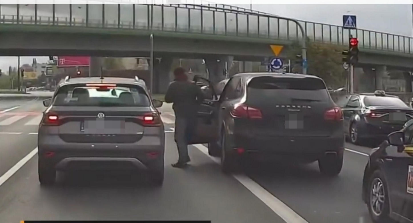 Kierowca Porsche zaatakował starszą kobietę. Chwilę potem uciekł spod świateł