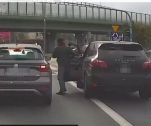 Kierowca Porsche zaatakował starszą kobietę. Chwilę potem uciekł spod świateł
