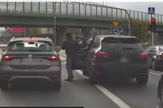 Kierowca Porsche zaatakował starszą kobietę. Chwilę potem uciekł spod świateł