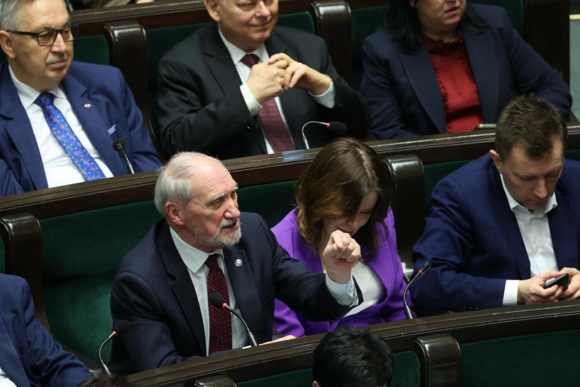 Sikroski bez hamulców do Macierewicza: Antek świrze! 
