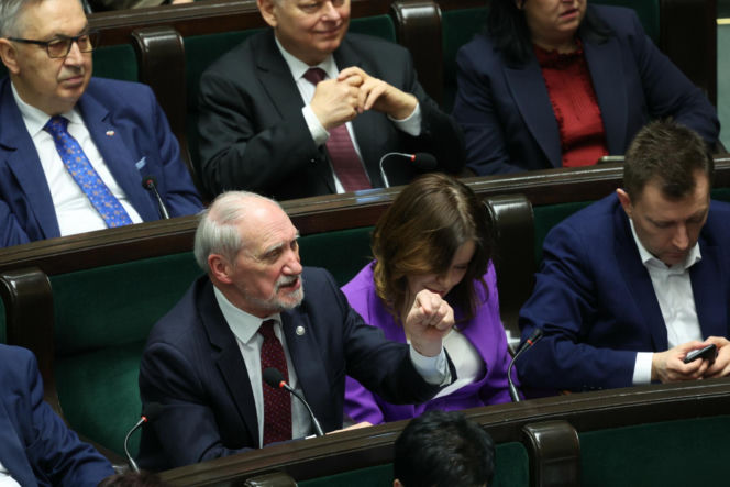 Sikroski bez hamulców do Macierewicza: Antek świrze! 