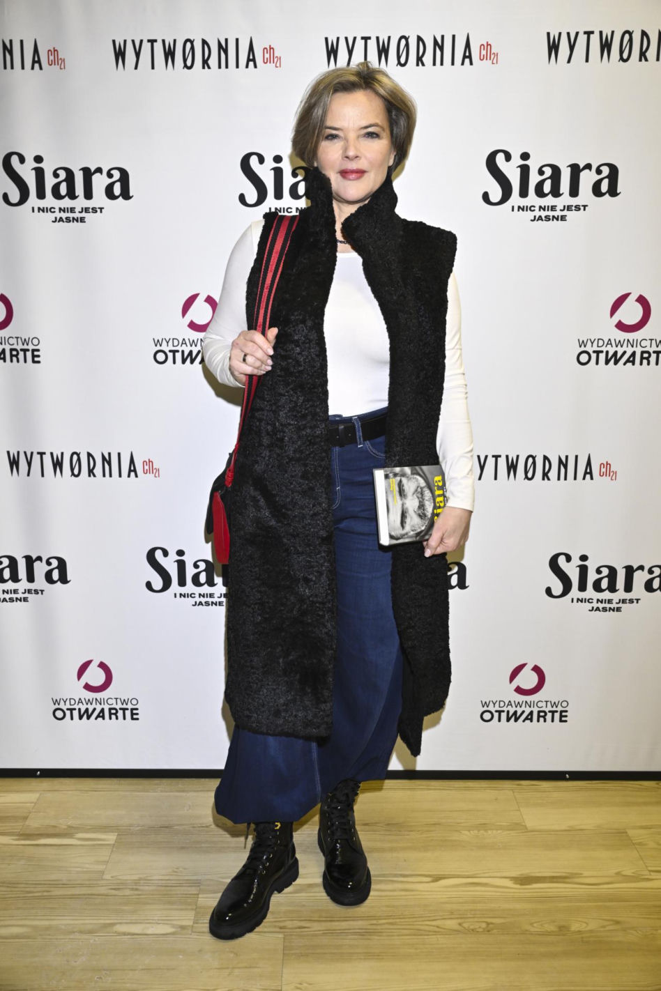 Markowska przytulała męża, Ostałowska zaskoczyła sylwetką, Ścibakówna błyszczała na premierze biografii Rewińskiego