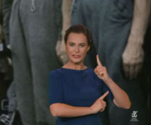 Tłumaczki języka migowego na koncercie w rocznicę Powstania Warszawskiego