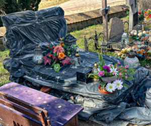 Ptasi terror w Jezioranach! Cmentarz tonie w odchodach, a mieszkańcy są bezradni. „Groby trzeba owijać folią!”