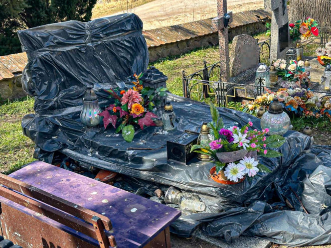 Ptasi terror w Jezioranach! Cmentarz tonie w odchodach, a mieszkańcy są bezradni. „Groby trzeba owijać folią!”