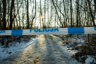 Śmierć w lesie pod Ostrowem. Ciągnik przygniótł mężczyznę! 