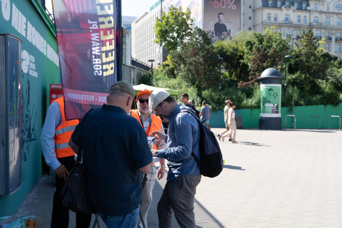 Referendum przeciw Trzaskowskiemu ruszyło. Jedni podpisują, inni mówią: „To kompletna bzdura”