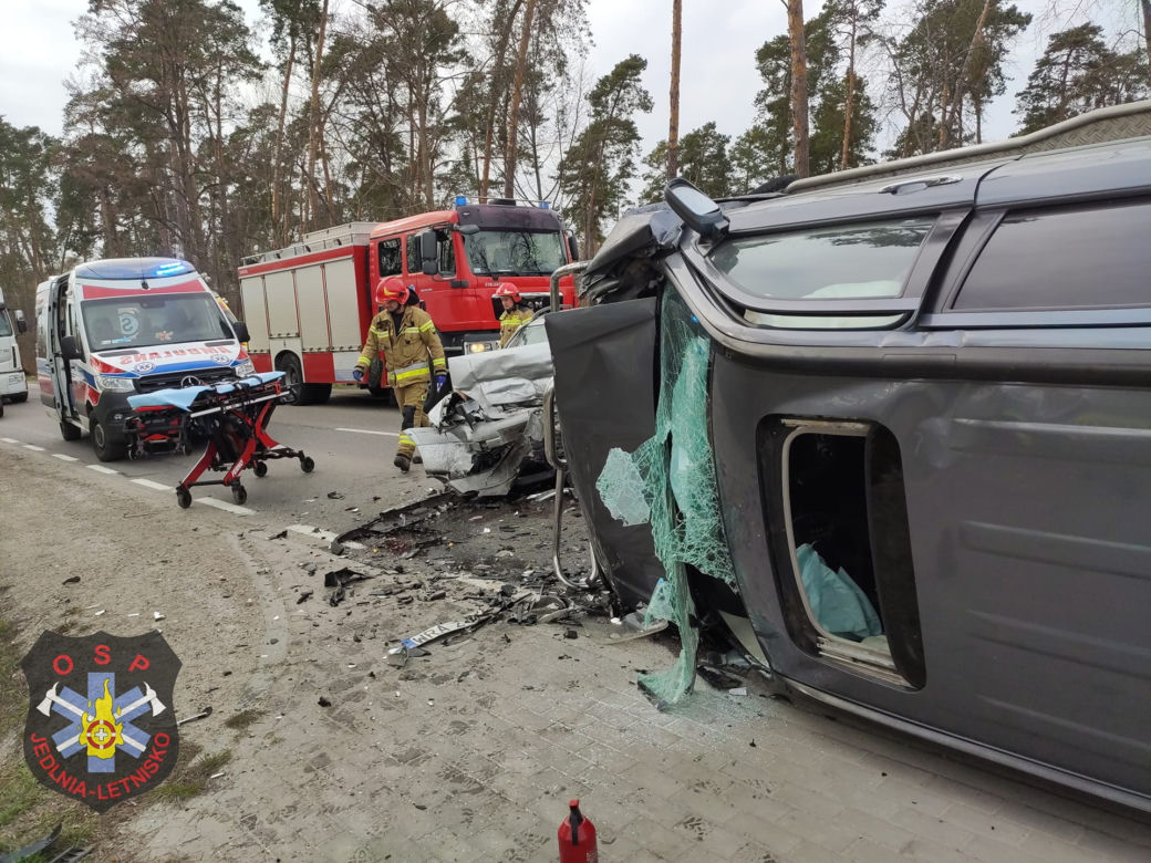 Potworne zderzenie pod Radomiem! Kierowca opla zginął w makabrycznym wypadku [ZDJĘCIA]